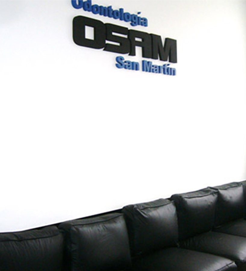 Sala de espera de OSAM con el cartel Odontología San Martín